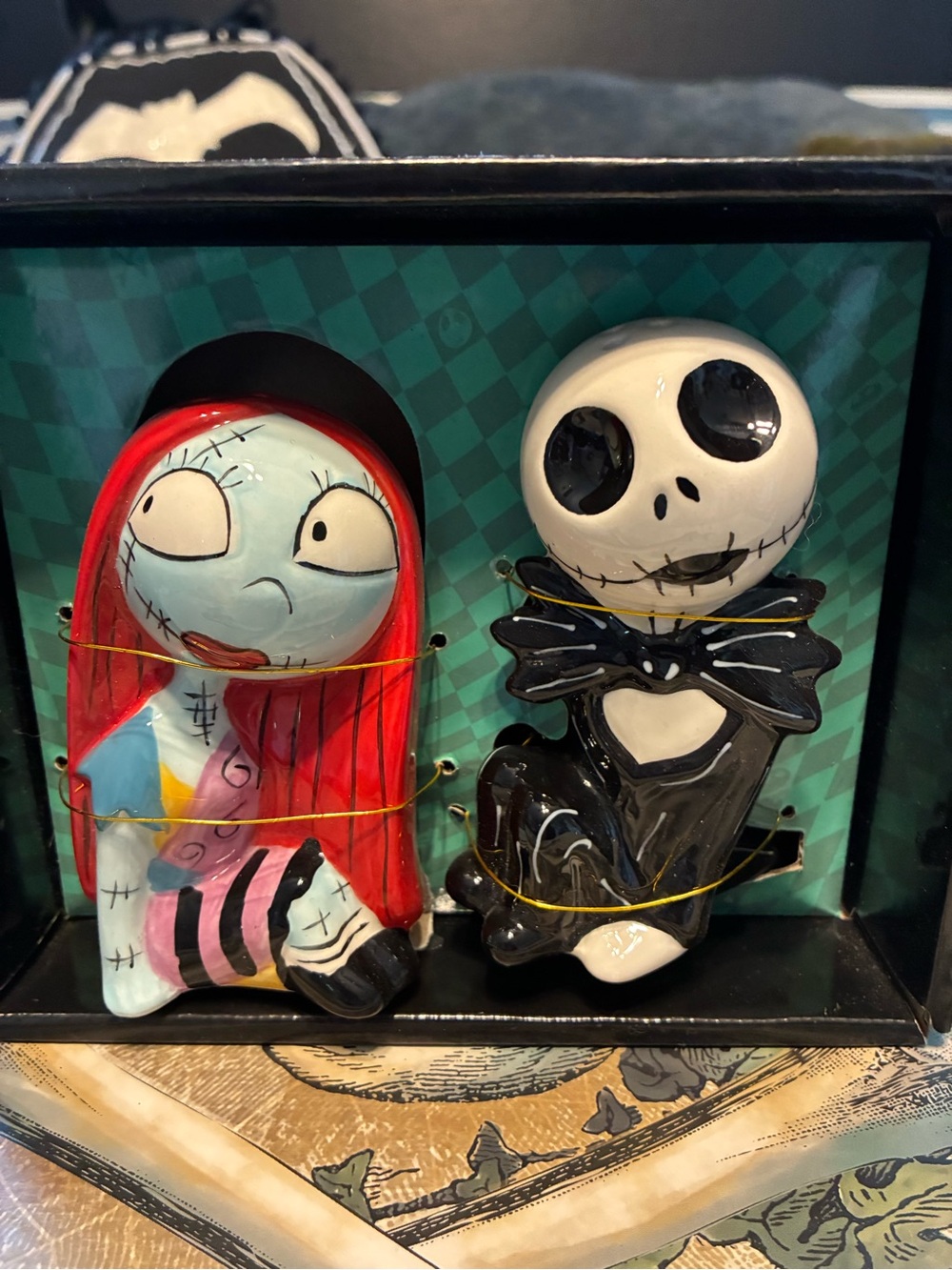 Disney The Nightmare Before Christmas Black and White Salt & Pepper Shakers NEW - Picture 6 of 7